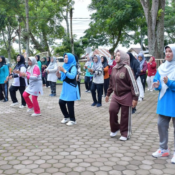 Senam Bersama--Jalin Silaturahmi, 75 TP PKK Agam Wilayah Timur Ikuti Senam Bersama.