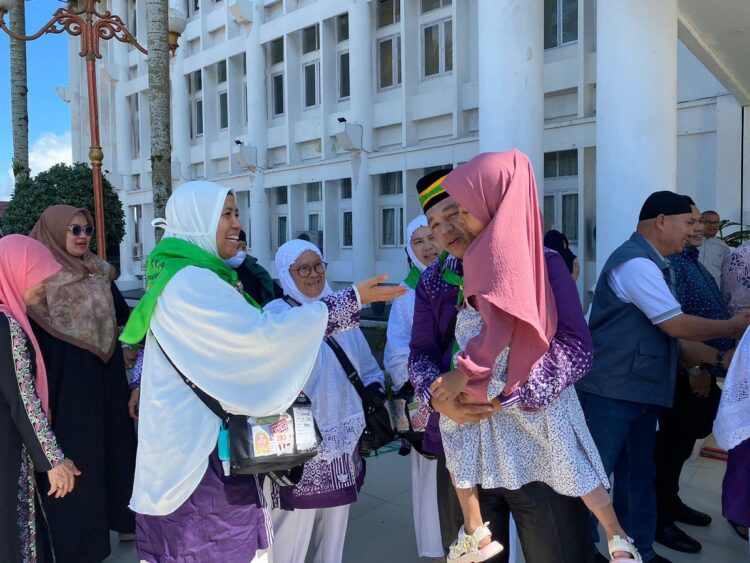 Jamaah Haji Kloter XVII Sampai di Padang Panjang 1 SAMBUT JAMAAH HAJI—Penjabat (PJ) Wali Kota, Sonny Budaya Putra, AP, sambut jamaah haji Kloter XVII sampai di Kota Padangpanjang.