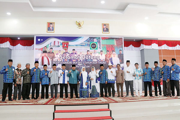 Jambore ke-3 BKMT Kabupaten Agam, Memperkuat Kebersamaan dan Semangat Dakwah 1 HADIR— Ketua Umum BKMT pusat, Dr. Hj. Syifa Fauzia, M.Arts, menghadiri Jambore ke-3 BKMT Kabupaten Agam yang dilaksanakan di Balairung Rumah Dinas Bupati Agam pada Kamis (18/7).