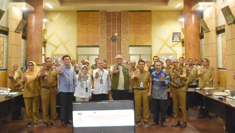 RAKOR KETAHANAN PANGAN— Pj Wako Padang, Andree Algamar membuka Rapat Koordinasi (Rakor) Ketahanan Pangan Kota Padang 2024 di Ruang Abu Bakar Jaar Kantor Balai Kota Padang, Selasa (30/7).
