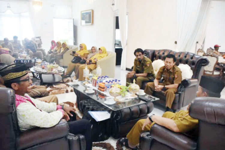 Diskusi Bersama Bupati, Perhiptani Agam Bahas Strategi Pemberdayaan Masyarakat Tani 1 DISKUSI— Perhiptani Agam melakukan diskusi bersama Bupati Agam jelang Mubes III P Perhiptani Agam.