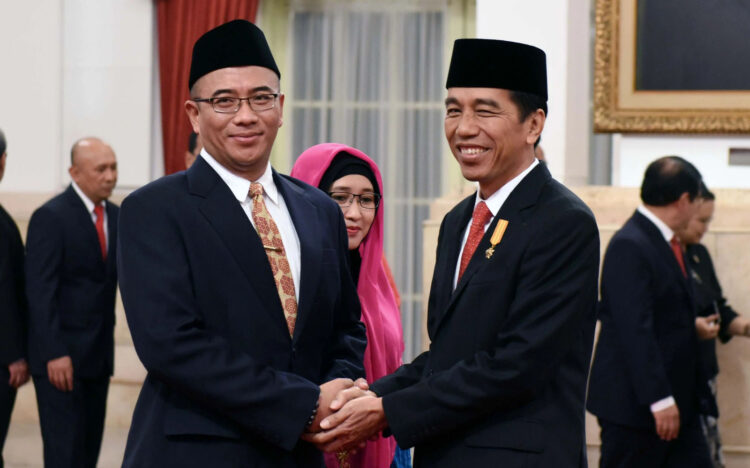 DIPECAT— Presiden Jokowi bersama Hasyim As’yari yang diberhentikan secara tidak hormat sebagai Ketua dan Anggota KPU RI.