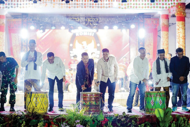 KPU Kabupaten Solok Luncurkan Tahapan Pilkada 2024 1 PUKUL GENDANG— KPU Kabupaten Solok meluncurkan Tahapan Pemilihan Bupati dan Wakil Bupati Kabupaten Solok Tahun 2024. Peluncuran berlangsung di Dermaga Danau Singkarak, Kamis (4/7).