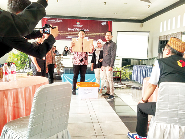 Partisipasi Pemilih Menurun, Pemko Payakumbuh Tetap Apresiasi Pelaksanaan PSU Aman dan Lancar 1 REKAPITULASI SUARA— KPU Kota Payakumbuh gelar Rapat Pleno terbuka Rekapitulasi Penghitungan Suara Hasil PSU DPD-RI, Rabu (17/7) di Aula Hotel di Kawasan Sicincin Kecamatan Payakumbuh Timur.