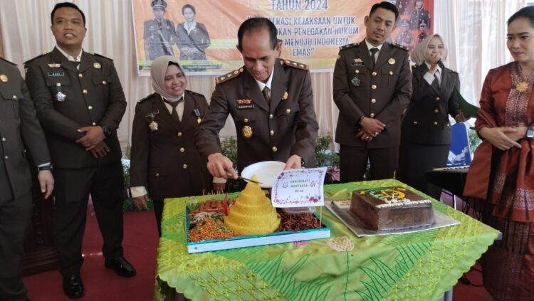 TUMPENG— Kajari Sawahlunto Andarias D'Orney memotong nasi tumpeng untuk merayakan 
Hari Bhakti Adyaksa ke 64.