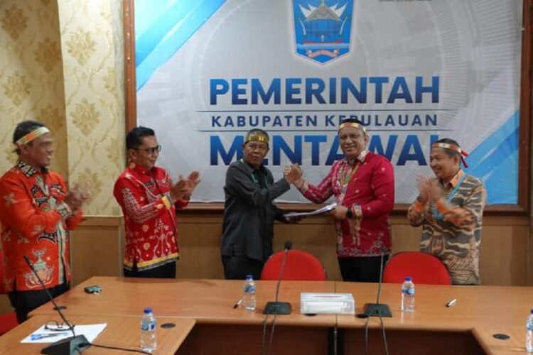 Kantor Pengadilan Agama Bakal Dibangun, Masyarakat Mentawai tak Banyak Lagi Keluarkan Uang 1 RAPAT KOORDINASI— Bupati Mentawai Fernando bersama Tim Pengadilan Tinggi Agama Padang yang dihadiri Martinus D. S.Sos.,M.M, Dr. Abdul Hamid Pulungan (Ketua Pengadilan Tinggi Agama Padang) dan Lamuddin Siregar (Asisten Perekonomian dan Pembangunan), Arsenius (kepala Dinas Perindakop) dan Marsen S.Sos (Camat Sipora Utara) melakukan rapat koordinasi.