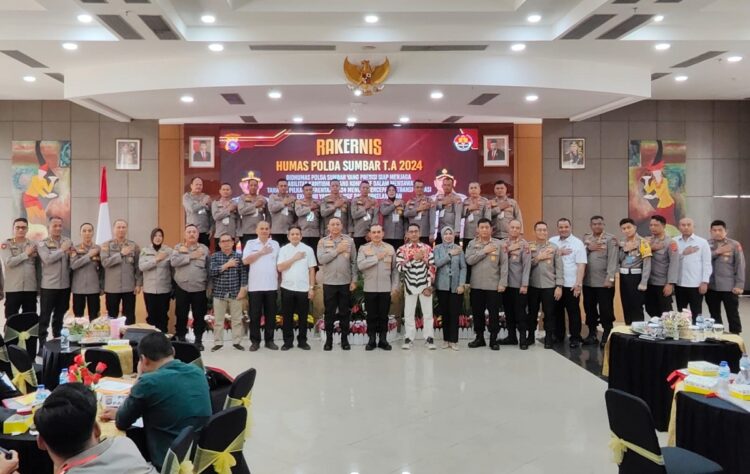 Rakernis Bidhumas Polda Sumbar 2024, Kapolda: Sampaikan Informasi yang Benar dan Bangun Komunikasi Positif 1 FOTO BERSAMA—Kapolda Sumatera Barat, Irjen Pol Suharyono, S.Ik foto bersama dalam Rapat Kerja Teknis (Rakernis) Bidhumas Polda Sumbar Tahun Anggaran 2024.