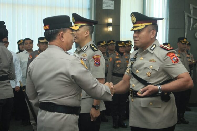 Dilantik Kapolda, AKBP Abdus Syukur Resmi Jabat Kapolres Solok Kota 1 DILANTIK— Kapolda Sumbar Irjen Pol Suharyono melantik AKBP Abdus Syukur sebagai Kapolres Solok
Kota menggantikan AKBP Ahmad Fadilan.