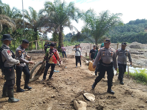 Sidak Lokasi Tambang, Kapolres Pasbar Tidak Temukan Aktivitas Tambang Emas 1 SIDAK TAMBANG EMAS—Tim dari Polres Pasbar melakukan sidak tambang emas ilegal dan hanya menemukan bekas galian tambang dan alat untuk pengusian minyak Alber.