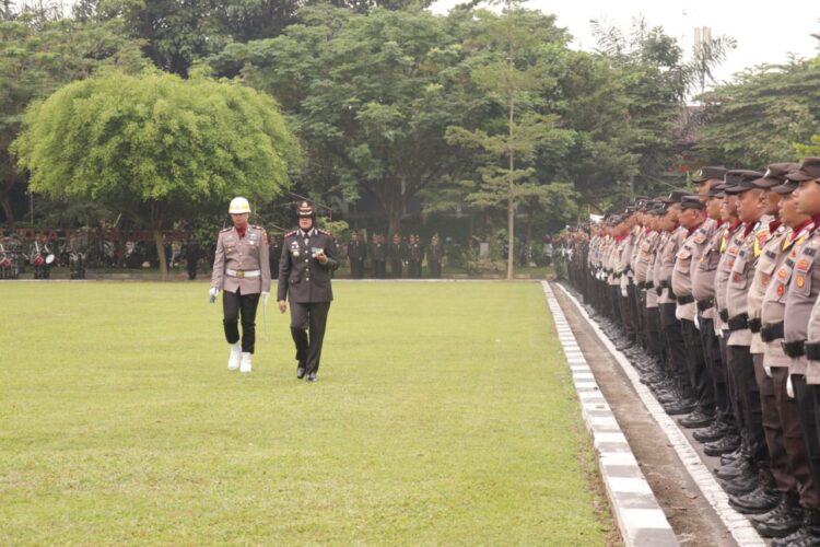 PERIKSA PASUKAN— Kapolres Kota Payakumbuh AKBP Wahyuni Sri Lestari, S.I.K, M.H melakukan pemeriksaan pasukan pada upacara HUT Bhayangkara ke-78.