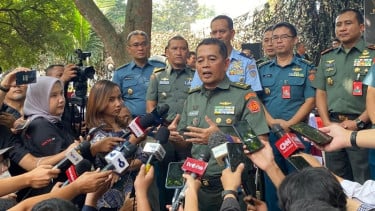 BERI KETERANGAN— Kapuspen TNI Mayjen TNI Nugraha Gumilar memberikan keterangan pers.