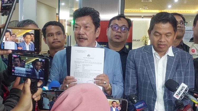 DILAPORKAN— Tim kuasa hukum 7 terpidana kasus Vina Cirebon, Roelly Pangabean perlihatkan bukti pelaporan Aep dan Dede ke Bareskrim terkait dugaan kesaksian palsu.