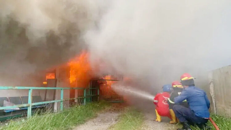 Gudang Olympic Terbakar, Kerugian Capai Rp 5 Miliar 1 Kebakaran— Petugas Damkar berupaya memadamkan kebakaran yang melanda gudang Olympic di Kecamatan
Koto Tangah.