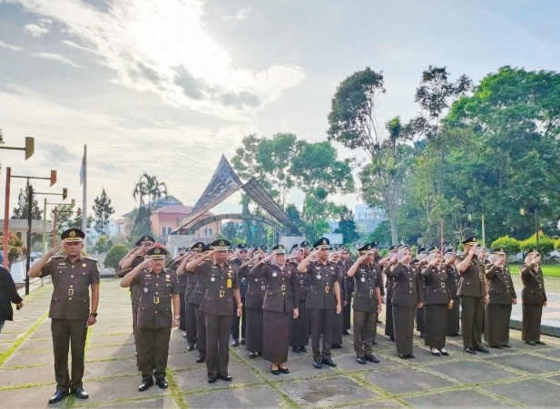 Kejari Bukittinggi Peringati Hari Bhakti Adhaksa ke-64 1 UPACARA BENDERA— Kejaksaan Negeri (Kejari) Bukittinggi memperingati Hari Bhakti Adhaksa (HBA) ke-64 dengan upacara dipimpin langsung Kepala Kejari, Djamaluddin yang diikuti seluruh pegawai kejaksaan dan purnawiran, Senin (22/7).