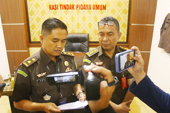 Kasasi Kejari Padang Dikabulkan MA, Budiman Dihukum 1 Tahun Penjara Gegara Palsukan Surat Kendaraan 1 BERI KETERANGAN— Kasi Intel Afliandi didampingi Kasi Pidum Budi Sastera saat memberikan keterangan terkait dikabulkannya kasasi oleh MA dalam perkara pemalsuan surat kendaraan dengan terdakwa Budiman.