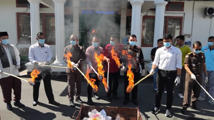 Kejari Payakumbuh Musnahkan BB Narkoba 1 BAKAR BB NARKOBA— Kejaksaan Negeri Payakumbuh melakukan pemusnahan barang bukti narkoba dengan cara dibakar.