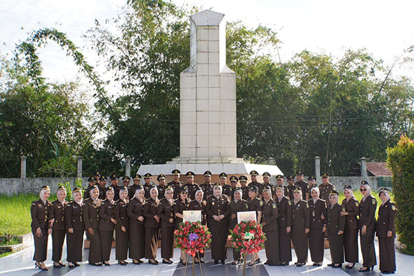 Peringati HBA ke-64, Kajari Ziarah ke TMP dan Syukuran HUT IAD ke-24 1 ZIARAH DAN TABUR BUNGA— Kejaksaan Negeri (Kejari) Kota Padang Panjang melaksanakan kegiatan ziarah dan tabur bunga di Taman Makam Pahlawan (TMP) Kusuma Sakti, Minggu (21/7).
