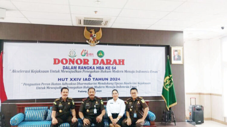 Peringatan HBA ke-64, Kejati Sumbar Gelar Donor Darah 1 DONOR DARAH— Pelaksana Tugas (Plt) Kepala Kejaksaan Tinggi (Kajati) Sumbar, Sugeng Hariadi memberikan keterangan kegiatan donor darah yang digelar Kejati Sumbar untuk memperingati Hari Bhakti Adhyaksa (HBA) ke-64 dan HUT Ikatan Adhyaksa Dharma Karini (IAD) ke-XXIV tahun 2024, Rabu (17/7) pagi.