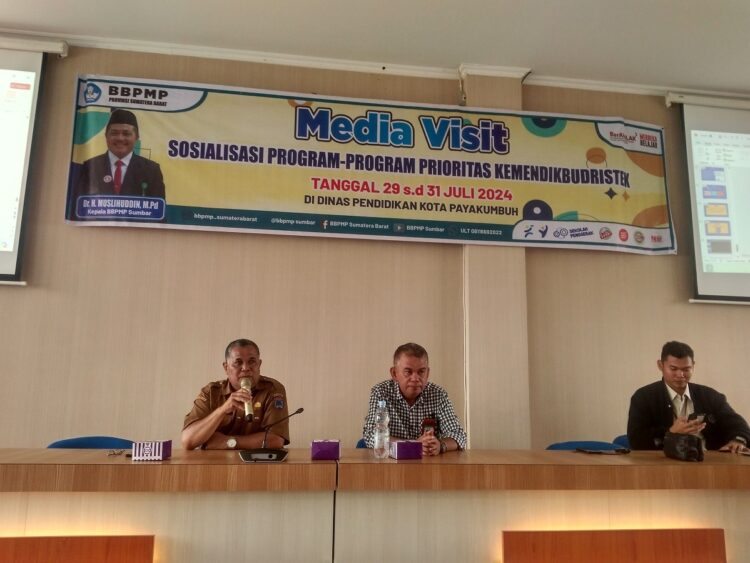 SOSIALISSI —Kepala Dinas Pendidikan Kota Payakumbuh Dasril bersama Widya Prada BBPMP Sumbar, Iryasman saat media visit di aula Disdik Kota Payakumbuh.