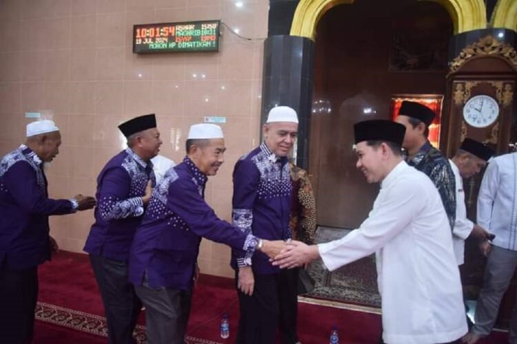 Jamaah Haji Diminta Berikan Teladan pada Masyarakat 1 SAMBUT KEDATANGAN JAMAAH HAJI—Pj Wali Kota Sawahlunto Fauzan Hasan menyambut kedatangan jamaah haji asal Kota Sawahlunto, saat kegiatan Wirid Gabungan, di Masjid Agung Nurul Islam Sawahlunto, Jumat (19/7).
