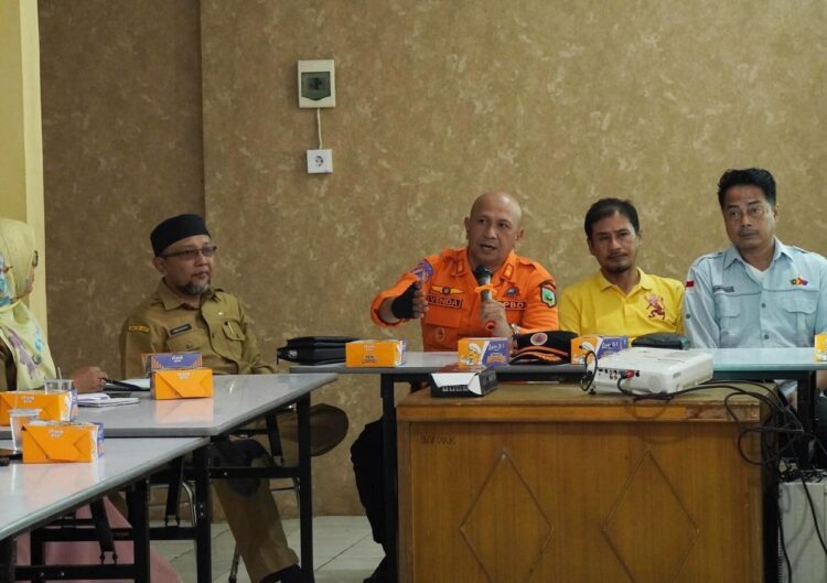 30 Persen DSP BNPB Ditransfer, Jalan Lubuk Mata Kucing dan Jembatan Tanjung Segera Dikerjakan 1 ARAHAN—Kepala BPBD Kesbangpol, I Putu Venda, SSTP, M.Si, saat berikan arahan dan masukan pada tim ketika rapat.