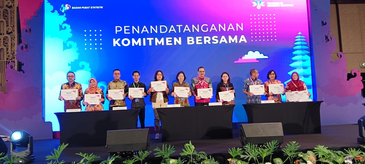 Kepala Dinas Komunikasi Informatika dan Statistik Diskominfotik Sumbar Siti Aisyah usai menandatangani piagam komitmen bersama