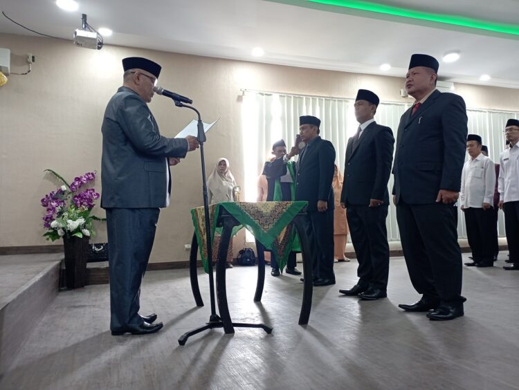 AMBIL SUMPAH—Kankemenag Tanahdatar Amril ambil sumpah pejabat yang dilantik.