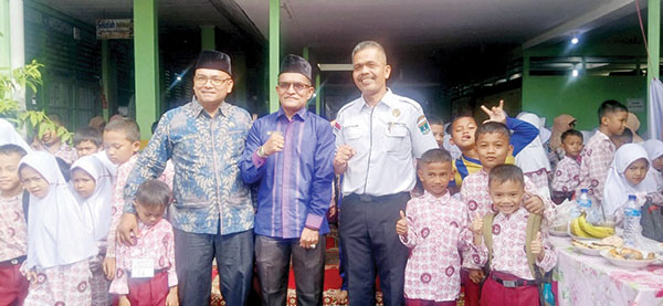 Peringatan 1 Muharam 1446 Hijriah, Ketua Komite Alizar Berikan Motivasi Pelajar MIN 6 Padang 1 PERINGATAN 1 MUHARAM— Kepala MIN 6 Kota Padang, Rusmatul Amri, Ustaz Ihsan Tanjung, Ketua Komite Alizar, berfoto bersama dengan para siswa saat peringatan 1 Muharam 1446 Hijriah, Rabu (17/7).