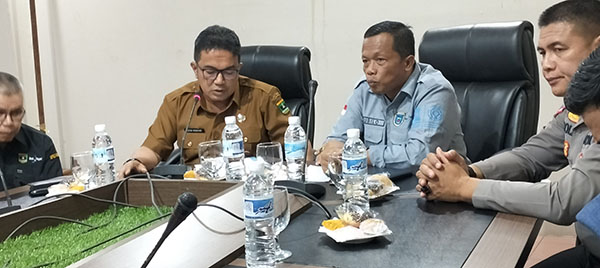 BERIKAN—Kepala UPTD PPD Sawahlunto Bapenda Denny Hidayat, SE, MM saat memberikan penjelasan terkait sosialisasi aplikasi signal.