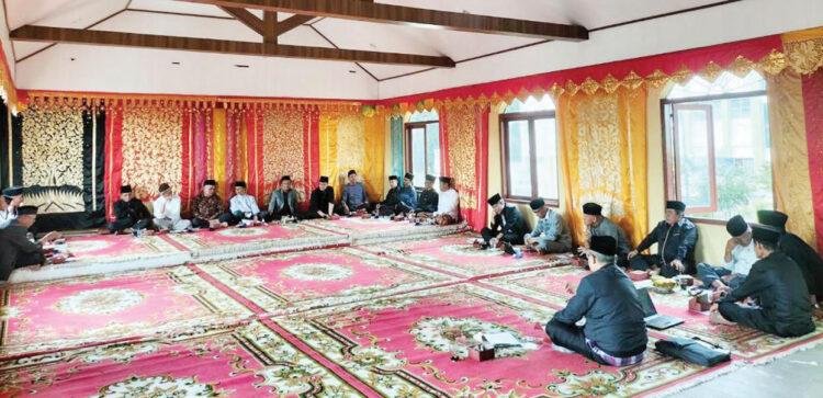 Kerapatan Adat Kurai Bukittinggi Terbitkan Maklumat Usir Pelaku LGBT 1 MAKLUMAT— Kerapatan Adat Kurai (KAK) di Kota Bukittinggi, Sumatera Barat secara resmi menerbitkan maklumat yang menegaskan adanya sanksi adat berupa pengusiran terhadap pelaku Lesbian Gay Biseksual dan Transgender (LGBT).
ist
