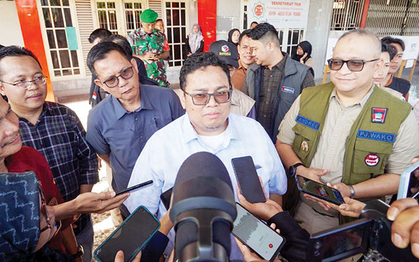 PSU di Padang, Ketua Bawaslu Awasi Politik Uang 1 PENGAWASAN— Ketua Bawaslu RI Rahmat Bagja bersama Pj Wako Padang Andree Algamar, mengunjungi TPS 15 di Purus, Kecamatan Padang Barat, saat pelaksanaan PSU anggota DPD RI, Sabtu (13/7). Bawaslu mengawasi khusus adanya politik uang pada PSU di Sumbar.