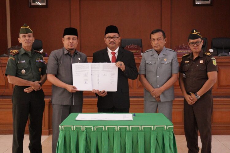 Dua Ranperda Ditetapkan menjadi Perda Kota Payakumbuh 1 RANPERDA— Ketua DPRD Hamdi Agus bersama Pj. Wali Kota Payakumbuh Suprayitno dan Wakil Ketua DPRD Armen Faindal dan Forkopimda usai menandatangani penetapan dua ranperda jadi Perda.