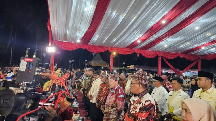 Tamu Mancanegara Terpukau dengan Festival Maek 1 DIPADATI PENGUNJUNG— Ketua DPRD Sumbar, Supardi bersama Bupati Limapuluh Kota saat disambut ribuan masyarakat Maek pada acara Festival Maek 2024.