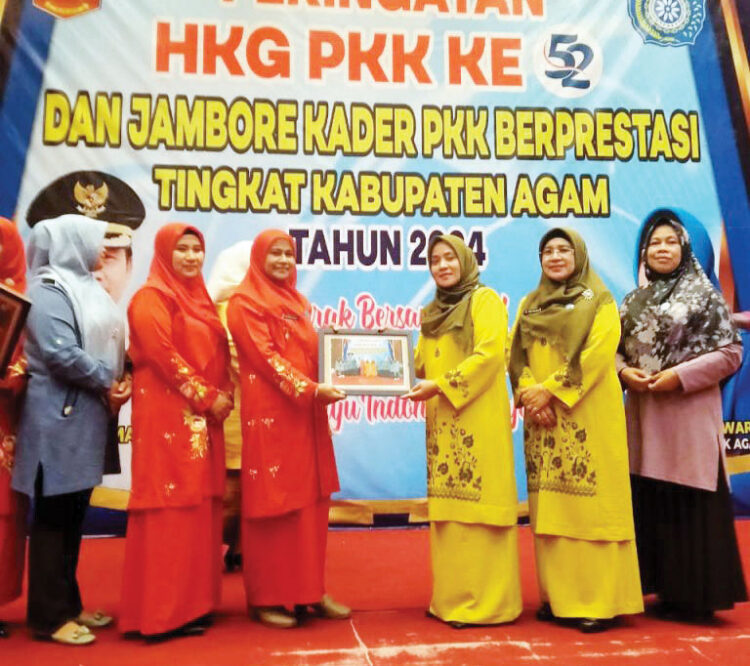 Jambore Kader PKK Berprestasi Berakhir, Kecamatan Ampek Angkek Keluar Sebagai Juara Umum 1 PENUTUPAN— Ketua Tim Penggerak TP PKK Kabupaten Agam, Ny. Yenni Andri Warman, secara resmi menutup rangkaian acara peringatan HKG PKK ke-52 dan Jambore Kader PKK Berprestasi tingkat Kabupaten Agam di Dang Tuanku Convention Hotel Pusako Bukittinggi, Kamis (11/7).
