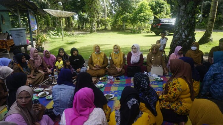Pelayanan Kesehatan Masyarakat, Ketua TP PKK Pasbar Dorong Optimalisasi Peran Posyandu Buah Cokelat 1 Ketua TP PKK Pasaman Barat Ny. Titi Hamsuardi melakukan monitoring di Posyandu Buah Coklat Jorong Pisang Hutan Nagari Padang Harapan Kecamatan Sasak Ranah Pasisie