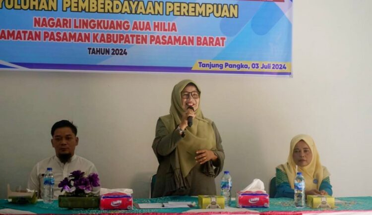 PELATIHAN— Ketua TP-PKK Pasaman Barat, Ny. Titi Hamsuardi, memberikan sambutan saat kegiatan Penyuluhan Pemberdayaan Perempuan yang digelar oleh Wali Nagari Lingkuang Aua Hilia Kecamatan Pasaman, di Aula Kantor Wali Nagari Lingkuang Aua Hilia Tanjung Pangka, kemarin.