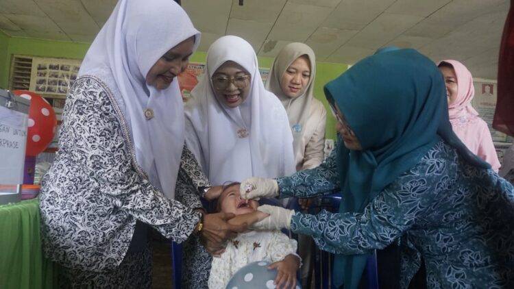 Ketua TP-PKK Pasbar TinjauPIN Polio di Kecamatan Luhak Nan Duo 1 VAKSINASI POLIO— Ketua TP-PKK Pasaman Barat, Ny. Titi Hamsuardi, kembali meninjau pelaksanaan Pekan Imunisasi Nasional (PIN) Polio. Peninjauan kali ini dilakukan di dua lokasi di Kecamatan Luhak Nan Duo, yaitu Posyandu Sekunder 1 Ophir Barat dan Posyandu Durian 3 Batang, Jorong Simpang Tiga, Nagari Koto Baru, kemarin.