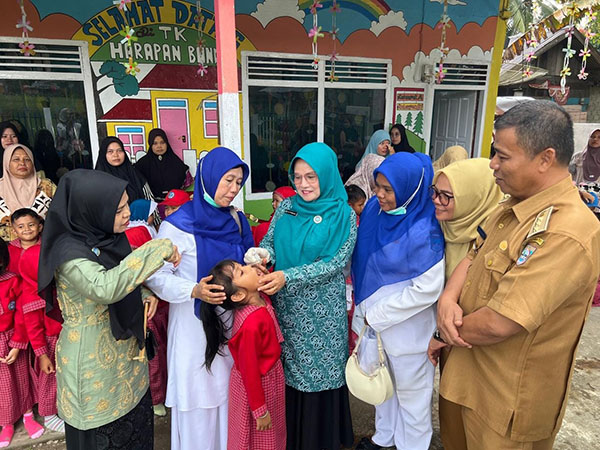 Ketua TP PKK Pasbar Serukan Pentingnya Imunisasi Polio untuk Anak 1 Ketua TP PKK Pasbar Ny. Titi Hamsuardi melakukan peninjauan hari pertama pelaksanaan Pekan Imunisasi Nasional PIN Polio