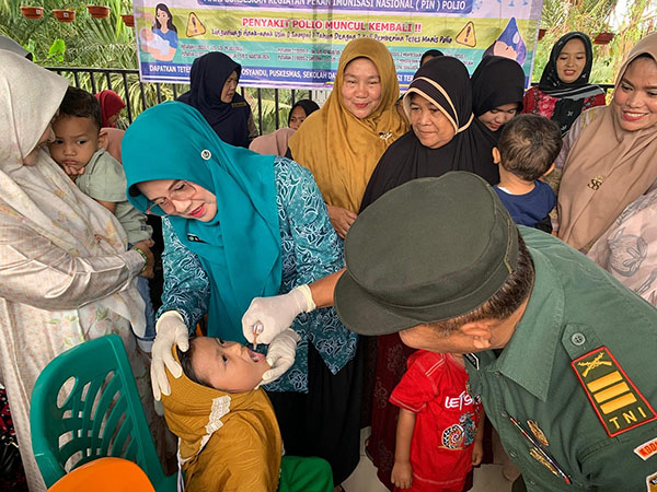 PIN Polio Sasar 66.778 Anak di Pasbar 1 PEMBERIAN VAKSIN POLIO— Ketua Tim Penggerak PKK Kabupaten Pasaman Barat (Pasbar), Ny. Titi Hamsuardi saat menyaksikan pemberian PIN Polio.
