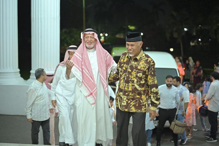 Disambut Gubernur Mahyeldi, Keturunan Syekh Ahmad Khatib Al Minangkabawi Tegaskan Niat Investasi di Sumbar 1 SAMPAI DI SUMBAR— Para delegasi keluarga besar keturunan Syekh Ahmad Khatib Al Minangkabawi disambut langsung oleh Gubernur Sumbar, Mahyeldi Ansharullah di Istana Gubernuran, Kamis (4/7) malam.