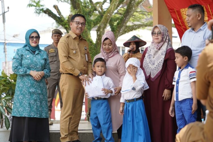1.812 Pasang Seragam dan Bantuan Stunting Diserahkan di Sungai Pagu 1 SERAHKAN— Bupati Solok Selatan Khairunas saat penyerahan seragam di RTH Muara Labuh, Selasa (30/7).