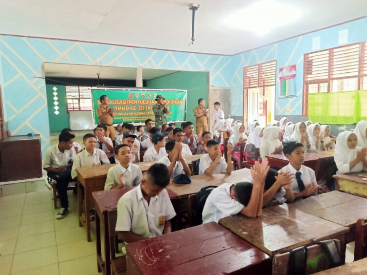 SOSIALISASI—Tim Satgas TMMD Ke-121 Kodim 0308/Pariaman Gandeng Dinas Pendidikan Gelar Sosialisasi Pendidikan  Sosialisasi Pendidikan yang merupakan sasaran non fisik TMMD ke 121 Kodim 0308/Pariaman merupakan program TMMD ke 121 Kodim 0308/Pariaman.