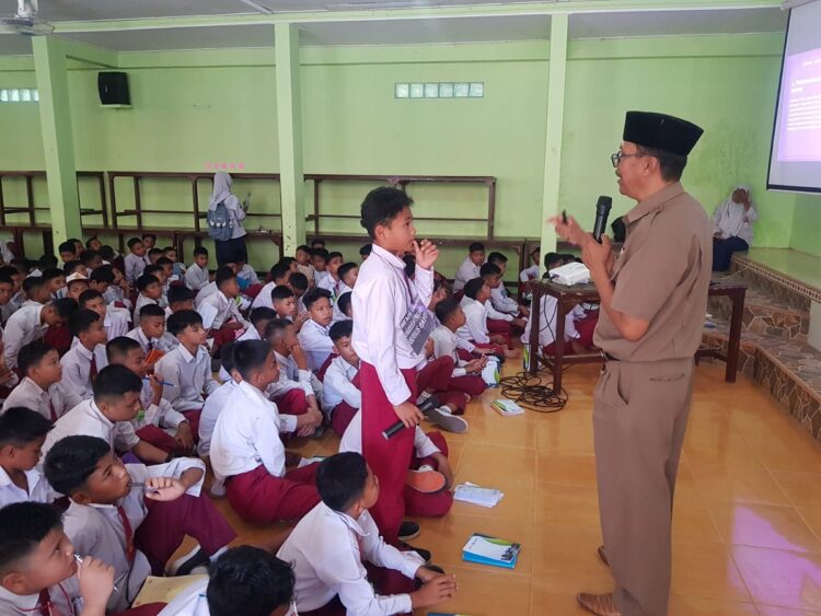 Kominfo Sosialisasikan Cerdas Bermedia Sosial di SMPN 1 Harau 1 SOSIALISASI— Kadiskominfo Joni Amir memberikam materi saat sosialisasi cerdas bermedia sosial kepada siswa baru di SMPN 1 Harau, kemarin.