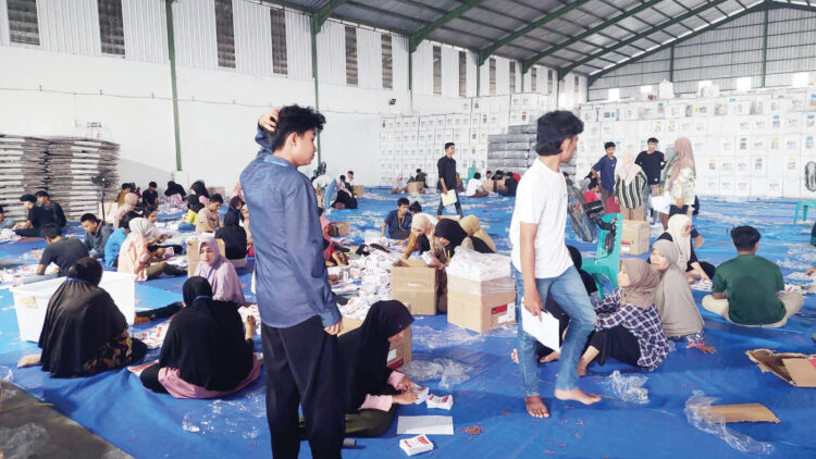 Lipat Surat Suara DPD RI, KPU Kota Padang Kerahkan 250 Orang Warga 1 LIPAT SURAT SUARA— KPU Kota Padang kerahkan Sebanyak 250 orang warga untuk menyortir dan melipat ratusan ribu surat suara DPD RI dapil Sumbar, yang akan digunakan untuk PSU pada 13 Juli 2024 mendatang.