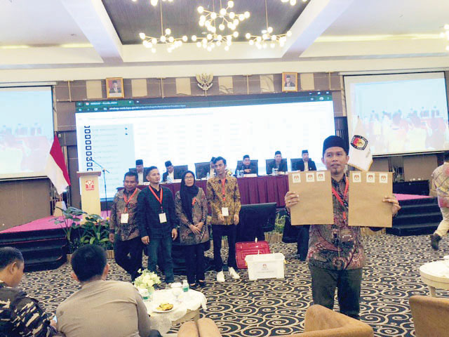 Dilaksanakan Selama 2 Hari, KPU Sumbar Lakukan Penghitungan Suara PSU DPD RI 1 PENGHITUNGAN SUARA—KPU Sumbar menggelar rapat pleno penghitungan suara pada PSU DPD RI, yang dilaksanakan selama 2 hari 19-20 Juli 2024.