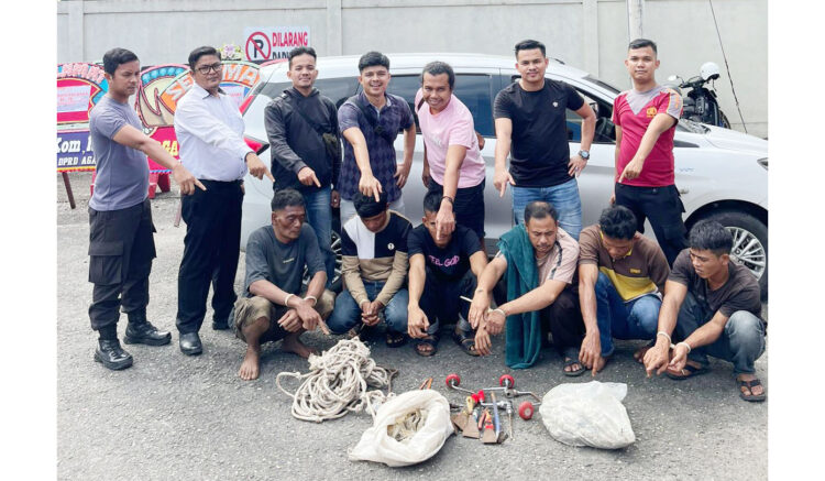 PENCURI SARANG WALET— Enam pelaku yang terlibat 
kasus pencurian sarang burung walet ditangkap jajaran Satreskrim Polres Agam.