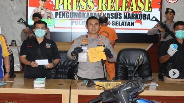 Pengedar Gagal Jual 1 Ons Sabu ke Solsel, Dibawa dari Padang, Diciduk di Solsel 1 PERLIHATKAN BUKTI— Kapolres Solok Selatan AKBP Arief Mukti memperlihatkan bukti sabu hasil penangkapan pelaku HZ.