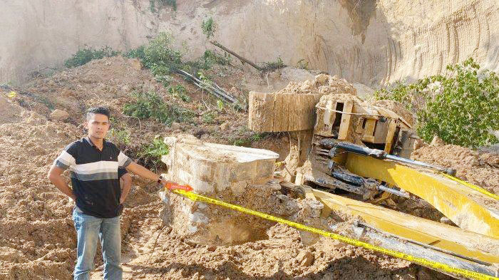 Buntut 2 Pekerja Tewas Tertimbun, Tambang Tanah Galian CV Bersama Nusantara Ditutup Sementara, Kasatreskrim: Lokasi Dipasangi Garis Polisi 1 DITUTUP— Satreskrim Polres Pariaman memasang garis polisi
di TKP tewasnya 2 pekerja tambang tanah galian milik CV Bersama Nusantara.