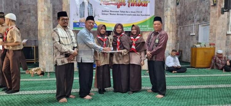 Pekan Muharam, MTsN 1 Talawi Raih Juara 1 1 HADIAHKAN—
MTsN 1 Sawahlunto Talawi saat menerima hadiah juara 1 pada pekan Muharam.