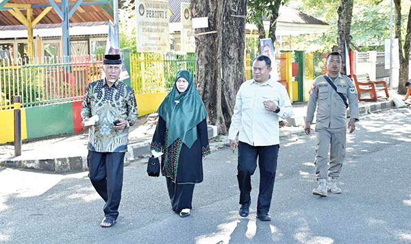 Tempat Gubernur Mahyeldi Mencoblos Sepi Peminat 1 DATANGI TPS— Gubernur Sumbar, Mahyeldi Ansharullah bersama istri, Harneli Mahyeldi, mendatangi TPS 12 di Kelurahan Jati Baru, untuk menggunakan hak pilih pada PSU DPD RI, Sabtu (13/7) pagi.